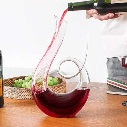 "Elegante handgemaakte wijnkaraf van loodvrij kristal, perfect voor optimale zuurstofvoorziening en smaakontwikkeling."