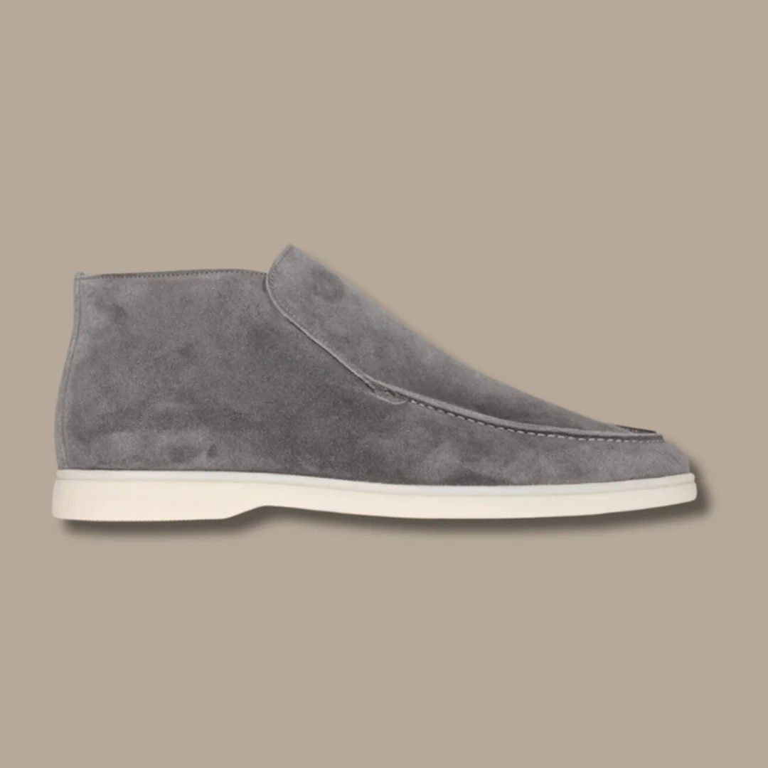 "Elegante heren suède loafers, bruin, duurzame en comfortabele pasvorm, tijdloze stijl voor elk seizoen, close-up aanzicht."