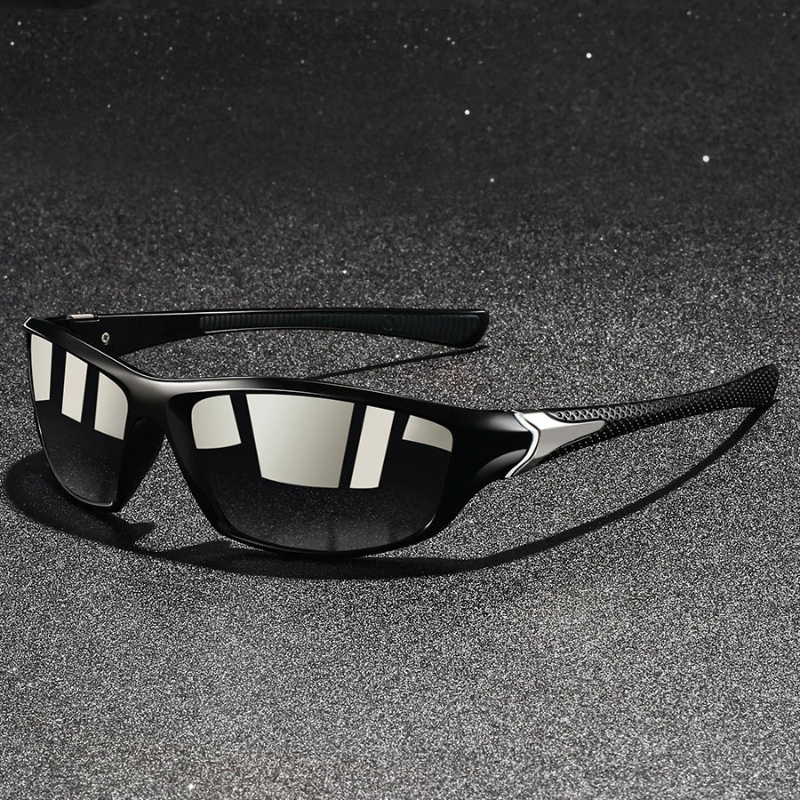 Perfecte heren zonnebril voor buitenactiviteiten; biedt UV400 bescherming, gepolariseerde lenzen en een robuust metalen montuur.