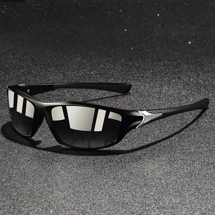 Perfecte heren zonnebril voor buitenactiviteiten; biedt UV400 bescherming, gepolariseerde lenzen en een robuust metalen montuur.
