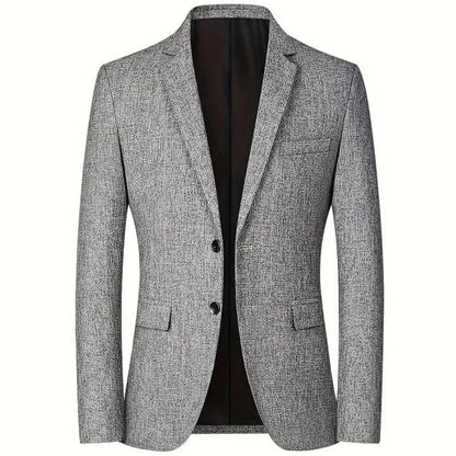 "Elegante herenblazer in marineblauw met klassieke revers en getailleerd silhouet, ideaal voor elke gelegenheid."