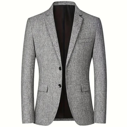 "Elegante herenblazer in marineblauw met klassieke revers en getailleerd silhouet, ideaal voor elke gelegenheid."
