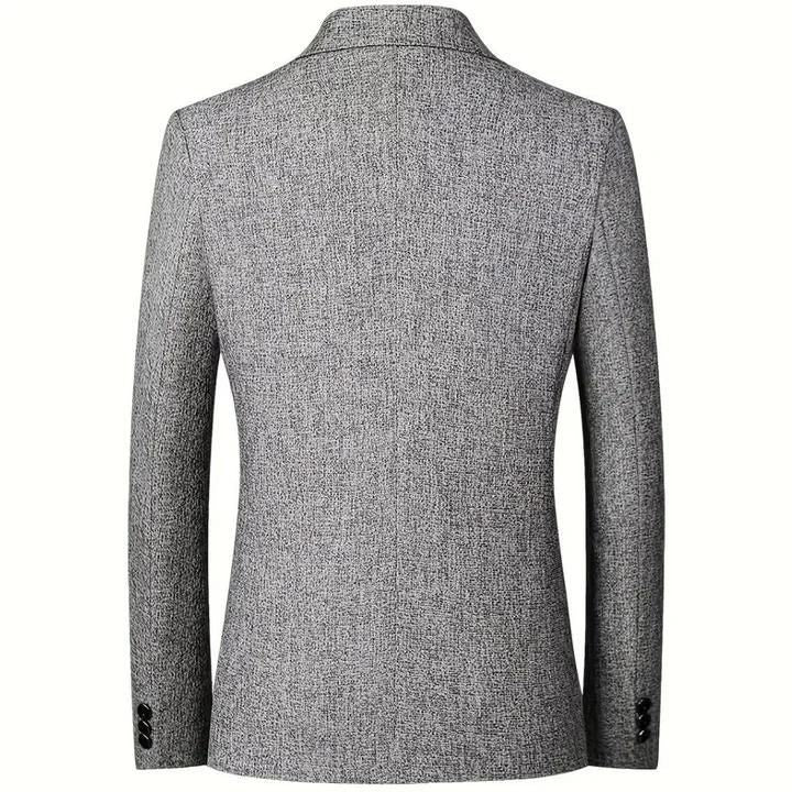 "Elegante herenblazer in marineblauw met klassieke revers en getailleerd silhouet, ideaal voor elke gelegenheid."