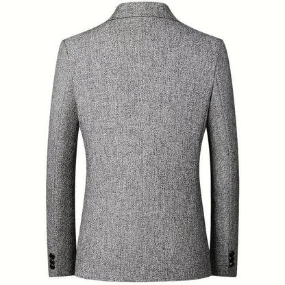 "Elegante herenblazer in marineblauw met klassieke revers en getailleerd silhouet, ideaal voor elke gelegenheid."