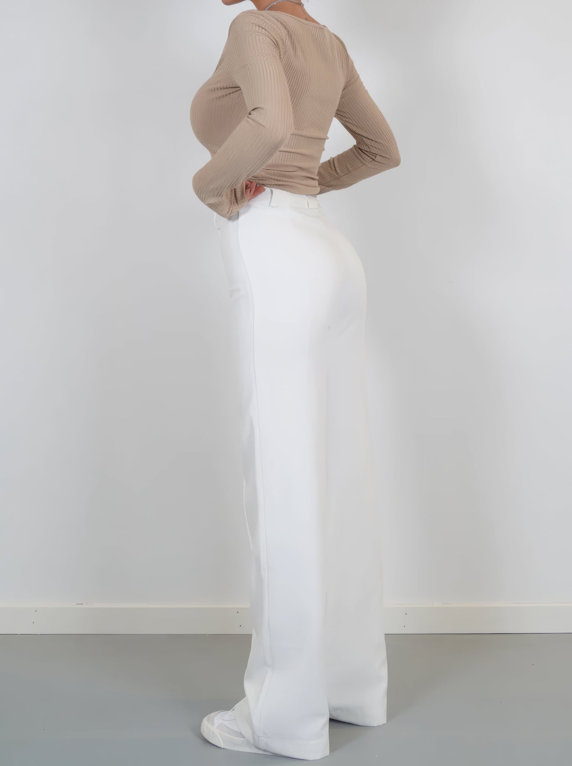 Elegante high-waist pantalon dames met rechte pijpen, zachte stretchstof, blinde ritssluiting; modieus en comfortabel.