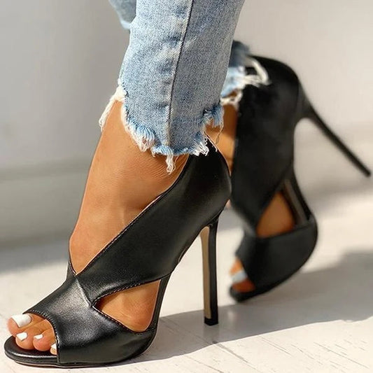 Elegante hoge hak sandalen met open teen en moderne cutout details; slank silhouet, ideaal voor chic evenement.