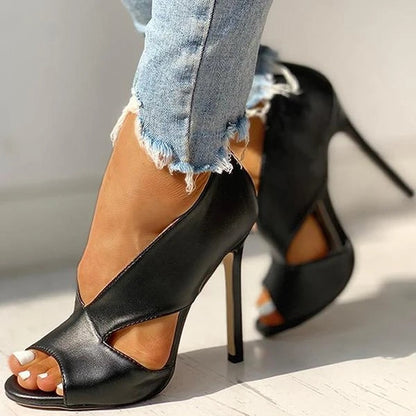 Elegante hoge hak sandalen met open teen en moderne cutout details; slank silhouet, ideaal voor chic evenement.