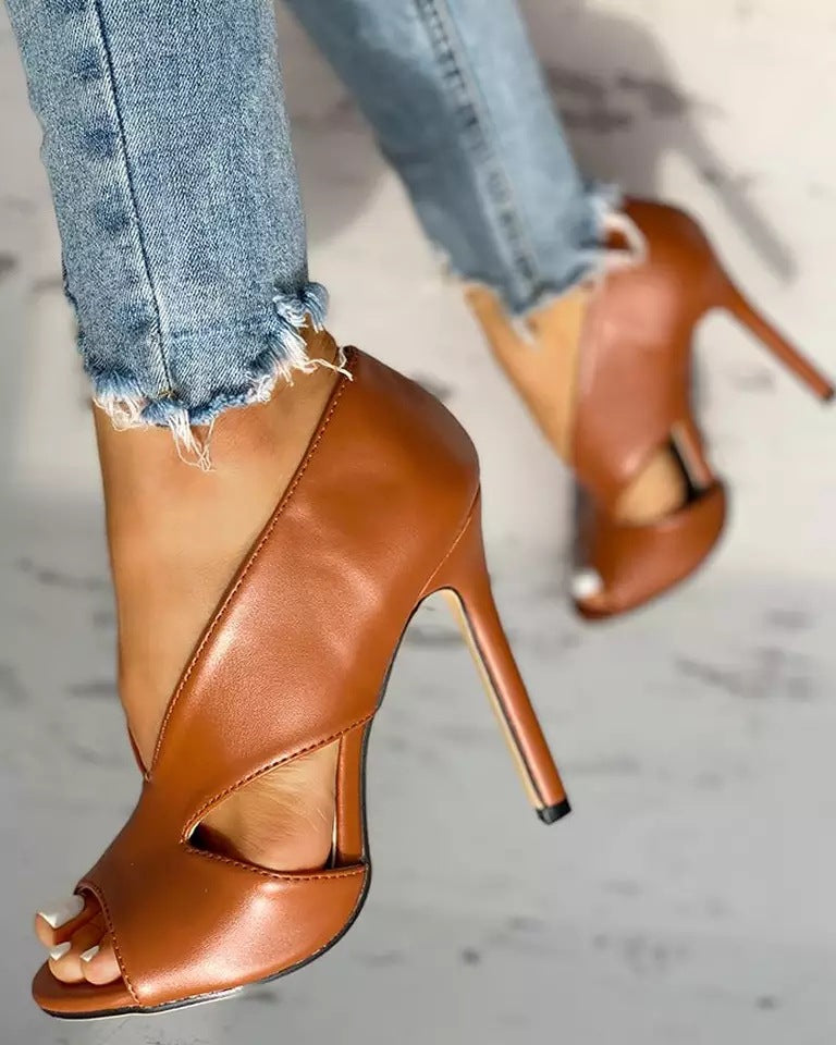 Elegante hoge hak sandalen met open teen en moderne cutout details; slank silhouet, ideaal voor chic evenement.