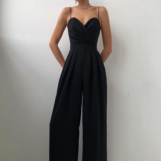 "Elegante jumpsuit met verleidelijke schouderbanden en nauwsluitende pasvorm, ideaal voor elke gelegenheid."