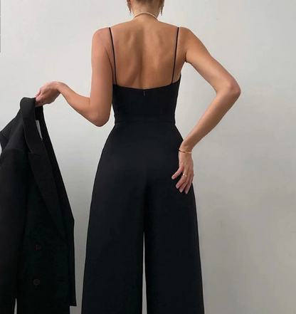 "Elegante jumpsuit met verleidelijke schouderbanden en nauwsluitende pasvorm, ideaal voor elke gelegenheid."