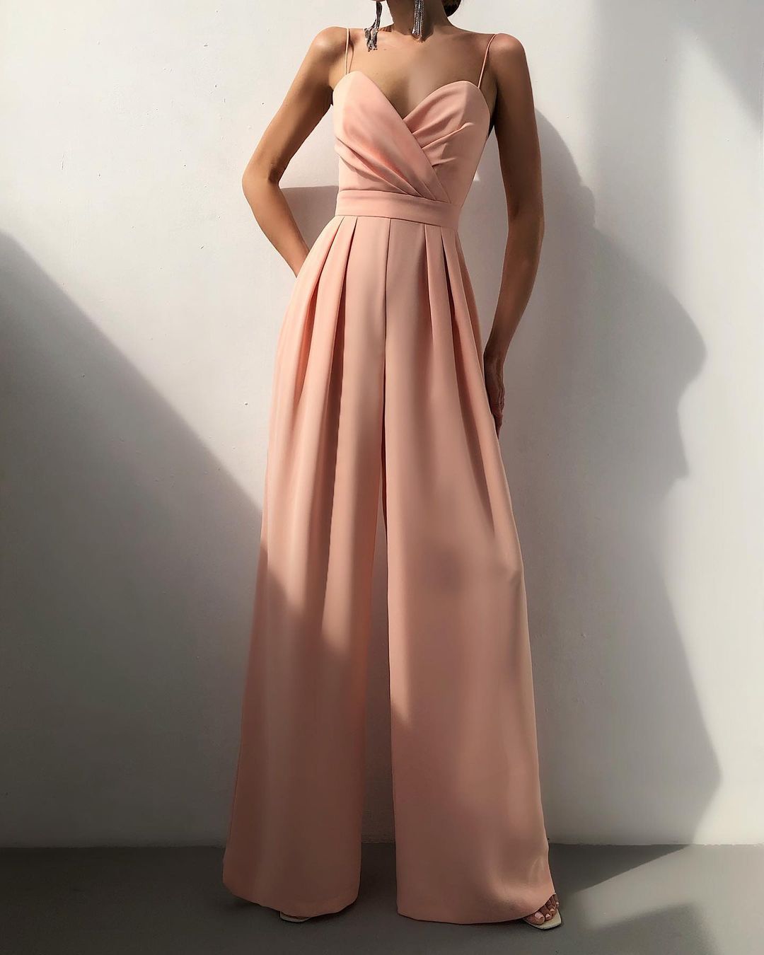 "Elegante jumpsuit met verleidelijke schouderbanden en nauwsluitende pasvorm, ideaal voor elke gelegenheid."