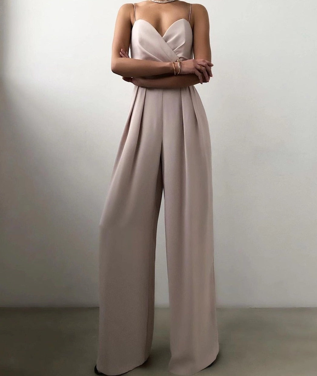 "Elegante jumpsuit met verleidelijke schouderbanden en nauwsluitende pasvorm, ideaal voor elke gelegenheid."