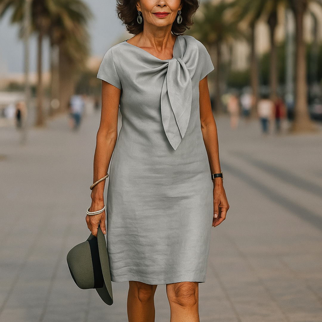 "Elegante lange damesjurk Leila in blauw, met vrouwelijke pasvorm en tijdloos silhouet voor chique uitstraling."
