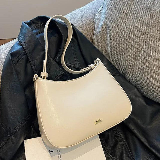 "Elegante leren dames schoudertas Lucja in wijnrood, met verstelbare strap, geschikt voor elke stijlvolle outfit."
