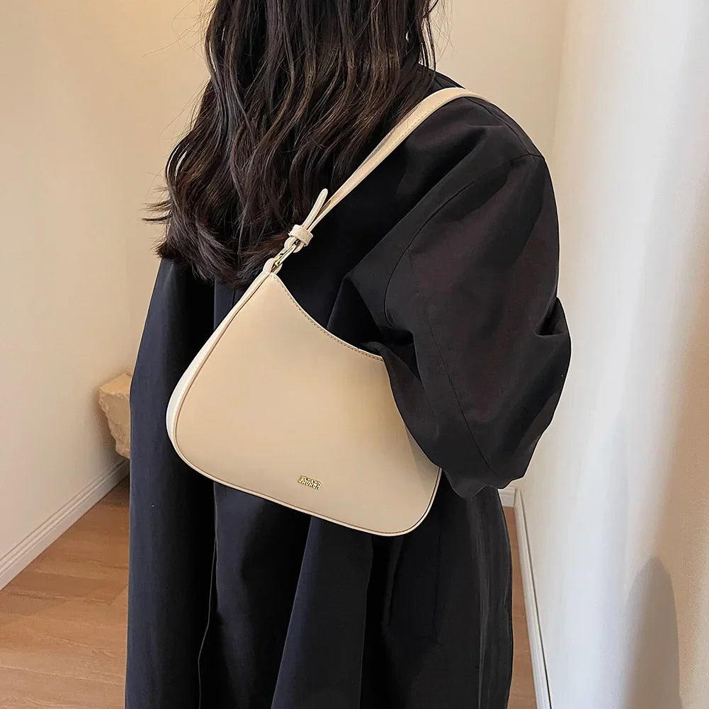 "Elegante leren dames schoudertas Lucja in wijnrood, met verstelbare strap, geschikt voor elke stijlvolle outfit."
