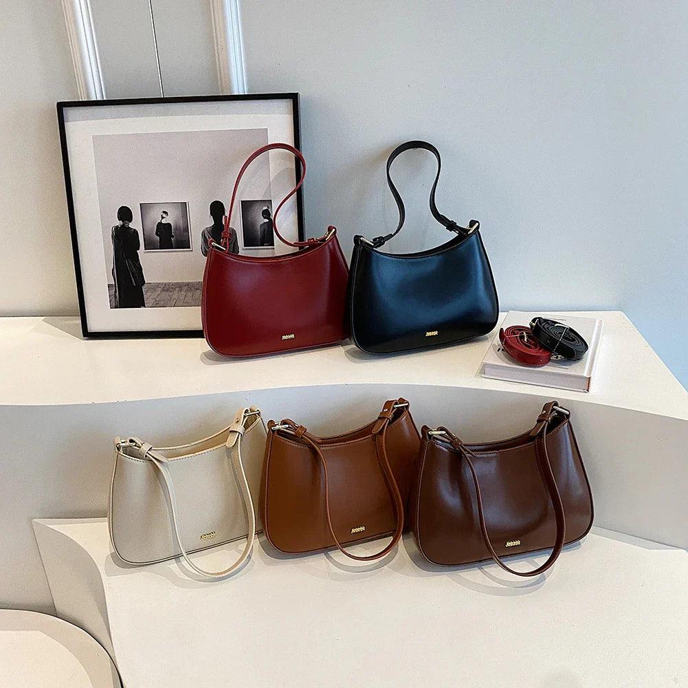 "Elegante leren dames schoudertas Lucja in wijnrood, met verstelbare strap, geschikt voor elke stijlvolle outfit."