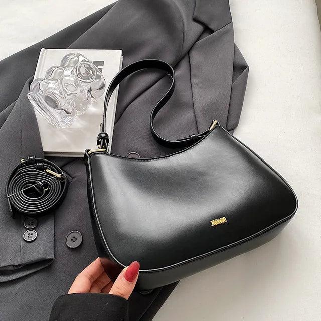 "Elegante leren dames schoudertas Lucja in wijnrood, met verstelbare strap, geschikt voor elke stijlvolle outfit."