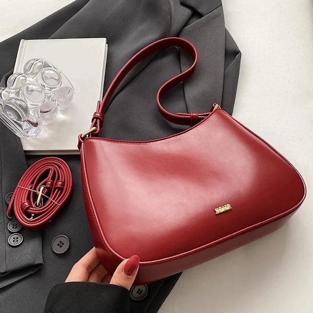 "Elegante leren dames schoudertas Lucja in wijnrood, met verstelbare strap, geschikt voor elke stijlvolle outfit."