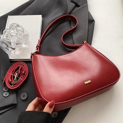 "Elegante leren dames schoudertas Lucja in wijnrood, met verstelbare strap, geschikt voor elke stijlvolle outfit."