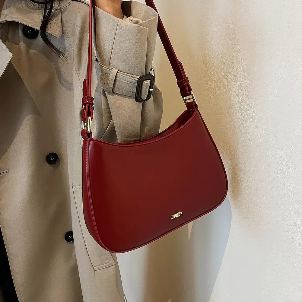 "Elegante leren dames schoudertas Lucja in wijnrood, met verstelbare strap, geschikt voor elke stijlvolle outfit."