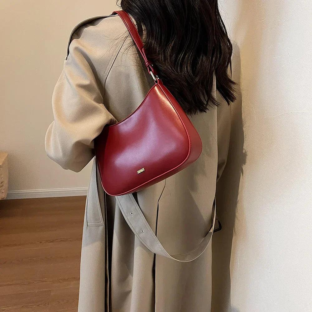 "Elegante leren dames schoudertas Lucja in wijnrood, met verstelbare strap, geschikt voor elke stijlvolle outfit."