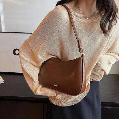 "Elegante leren dames schoudertas Lucja in wijnrood, met verstelbare strap, geschikt voor elke stijlvolle outfit."