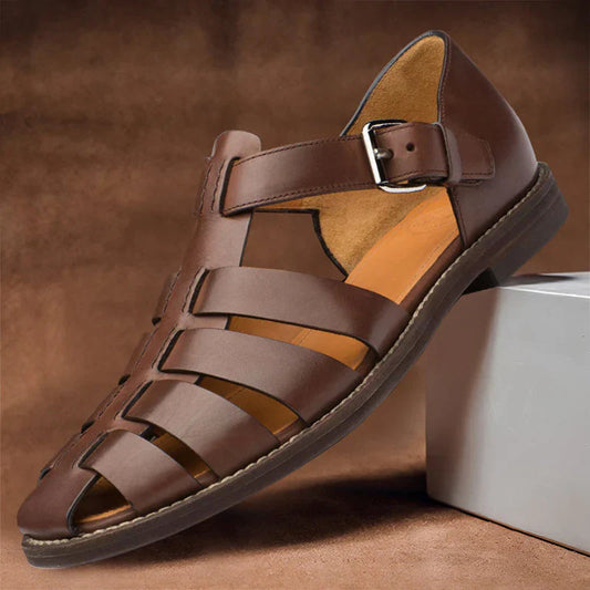 "Elegante leren herensandalen, bruine kleur, verstelbare bandjes, en rubberen antislipzool voor comfort en stijl."