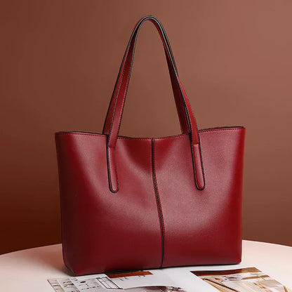 Elegante leren schoudertas in rood, met verstelbare riem en ruim interieur, perfect voor dagelijkse organisatie en stijl.
