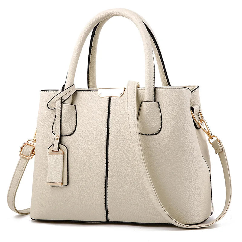 Stijlvolle zwarte schoudertas voor dames, gemaakt van hoogwaardig leer look materiaal, veelzijdig als handtas.