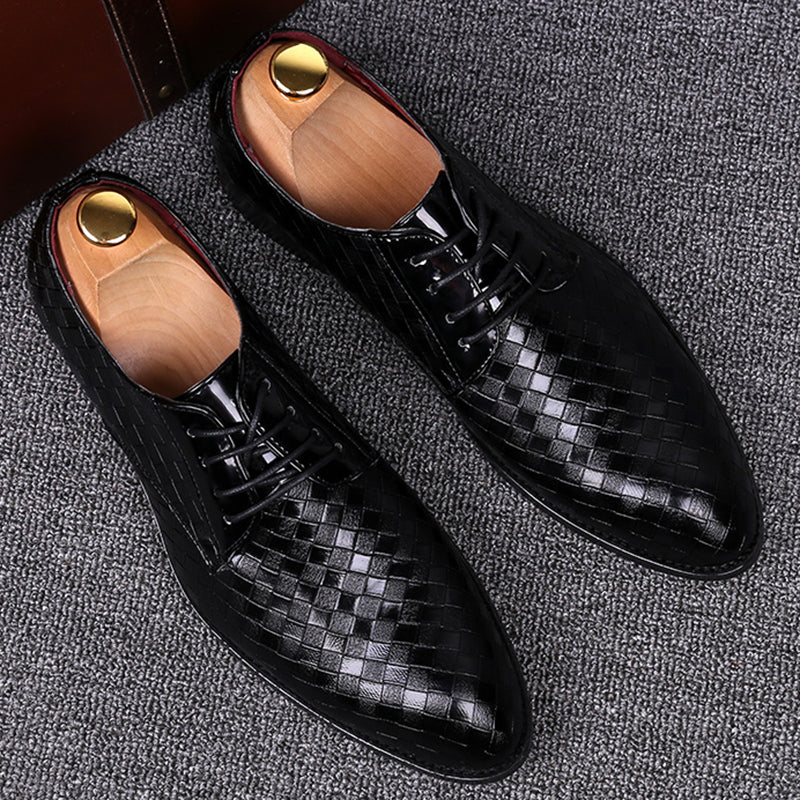 Elegante leren veterschoenen voor heren, puntig ontwerp, tijdloos en luxe voor zakelijke en formele gelegenheden.