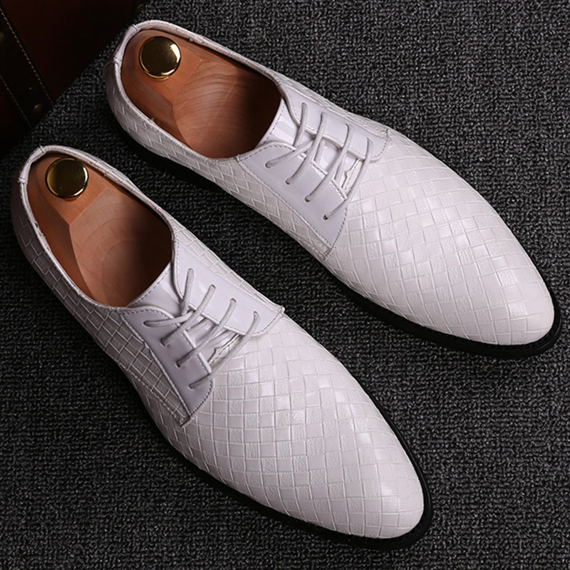 Elegante leren veterschoenen voor heren, puntig ontwerp, tijdloos en luxe voor zakelijke en formele gelegenheden.