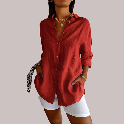 "Elegante linnen blouse met knoopsluiting, losvallend en luchtig, ideaal voor casual en chique outfits, beige kleur."