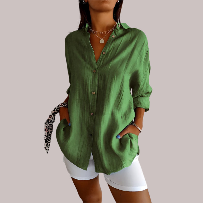 "Elegante linnen blouse met knoopsluiting, losvallend en luchtig, ideaal voor casual en chique outfits, beige kleur."