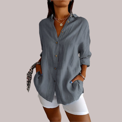 "Elegante linnen blouse met knoopsluiting, losvallend en luchtig, ideaal voor casual en chique outfits, beige kleur."