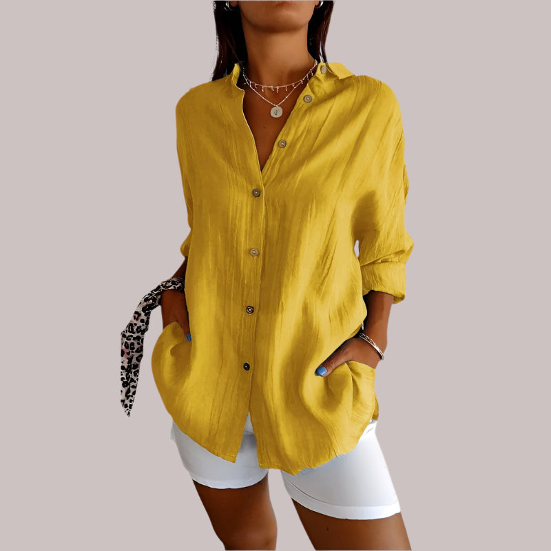 "Elegante linnen blouse met knoopsluiting, losvallend en luchtig, ideaal voor casual en chique outfits, beige kleur."