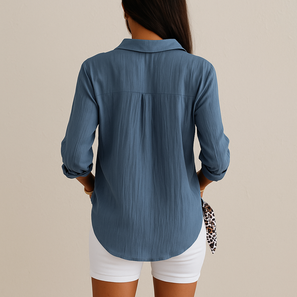 "Elegante linnen blouse met knoopsluiting, losvallend en luchtig, ideaal voor casual en chique outfits, beige kleur."