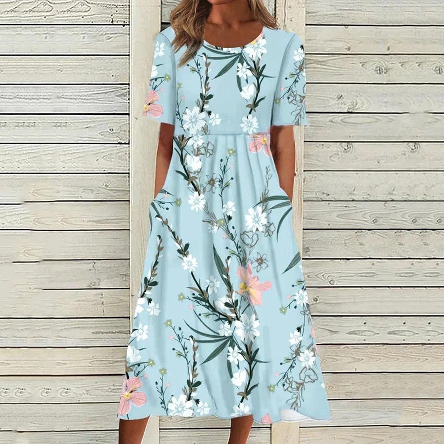 "Elegante Liva Midi-Jurk met luchtige stof en bloemenmotief; perfecte zomerse jurk voor elke gelegenheid."