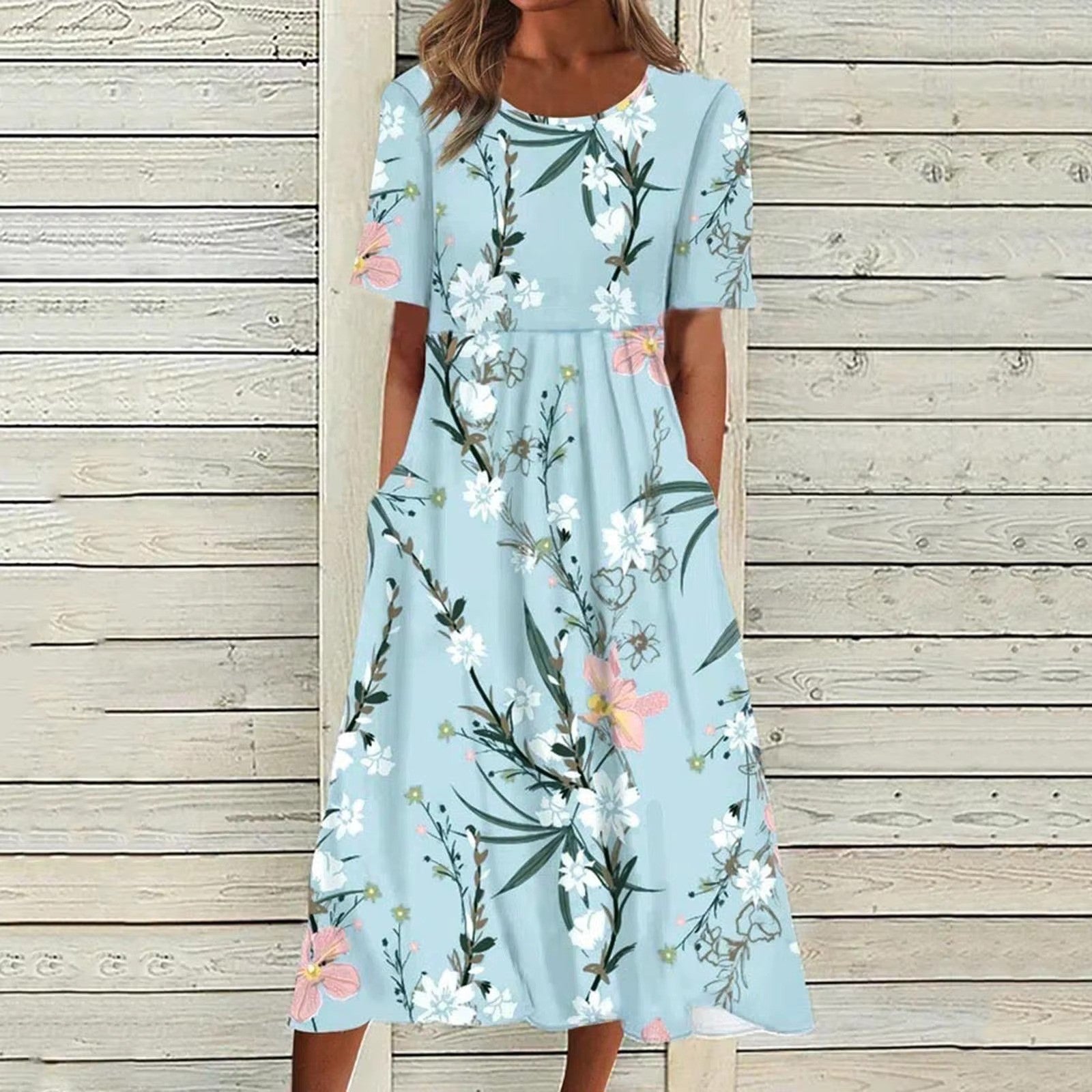 "Elegante Liva Midi-Jurk met luchtige stof en bloemenmotief; perfecte zomerse jurk voor elke gelegenheid."