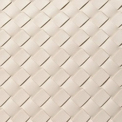 "Elegante Lucia schoudertas in beige, met duurzaam ontwerp en ruim interieur, stijlvolle keuze voor dames."