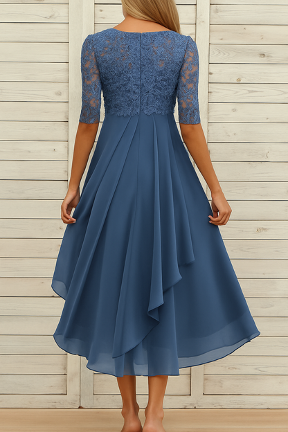 "Elegante midi-jurk in kant en chiffon met romantische kanten bovenkant en halfdoorschenen mouwen voor speciale gelegenheden.