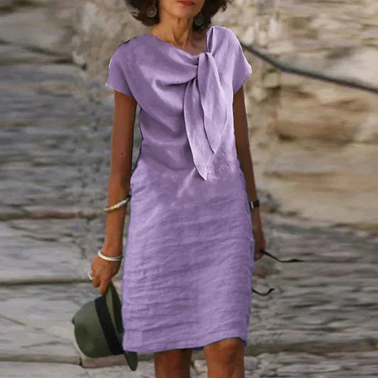 "Elegante midi-jurk met strikdetail, zomers, luchtige stof en lichte taillering. Perfect voor feesten en zomerse uitstapjes."
