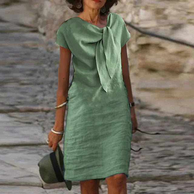 "Elegante midi-jurk met strikdetail, zomers, luchtige stof en lichte taillering. Perfect voor feesten en zomerse uitstapjes."