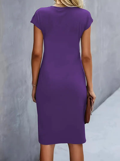 "Elegante midi jurk met zachte stof en asymmetrische plooien, capmouwtjes, geschikt voor zakelijke en casual gelegenheden."