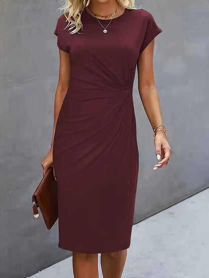 "Elegante midi jurk met zachte stof en asymmetrische plooien, capmouwtjes, geschikt voor zakelijke en casual gelegenheden."