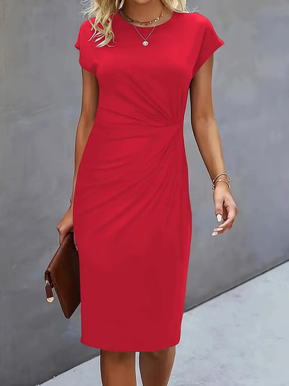 "Elegante midi jurk met zachte stof en asymmetrische plooien, capmouwtjes, geschikt voor zakelijke en casual gelegenheden."
