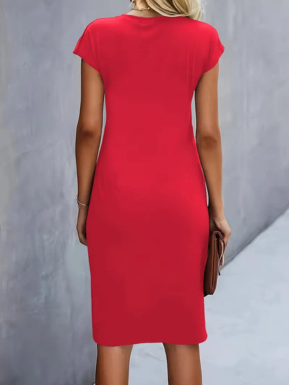 "Elegante midi jurk met zachte stof en asymmetrische plooien, capmouwtjes, geschikt voor zakelijke en casual gelegenheden."