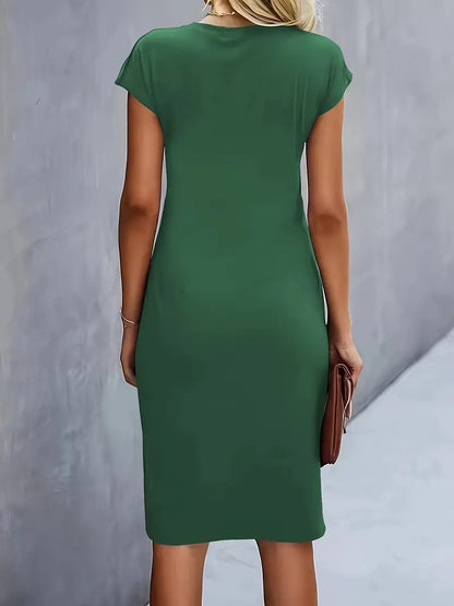 "Elegante midi jurk met zachte stof en asymmetrische plooien, capmouwtjes, geschikt voor zakelijke en casual gelegenheden."