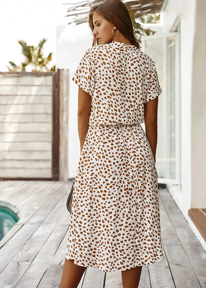 "Elegante midi zomerjurk met kleurrijke bloemenprint, korte mouwen, marineblauw en rood, luchtig en comfortabel."