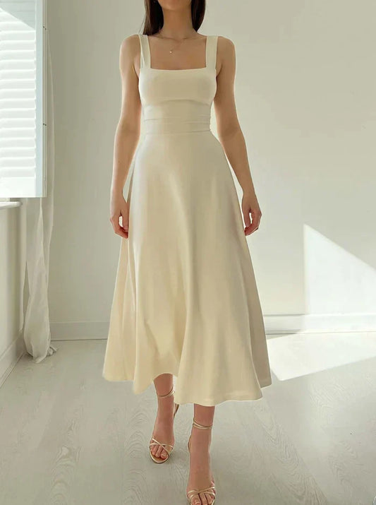 "Elegante midi zomerjurk met vierkante hals, slim-fit en verkrijgbaar in diverse kleuren zoals blauw en bordeaux."