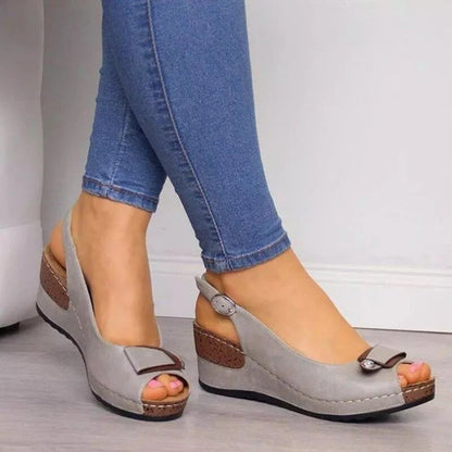 "Elegante orthopedische hak sandalen voor dames, verkrijgbaar in rustiek bruin, stijlvol grijs en tijdloos zwart."